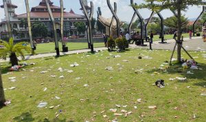 Usai Helaran Budaya, Pemandangan Sampah Berserakan Tampak di Taman Alun-alun Cianjur