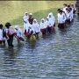 Rela Bertaruh Nyawa, Puluhan Anak SD Terpaksa Harus Menyeberangi Sungai untuk Sampai ke Sekolah