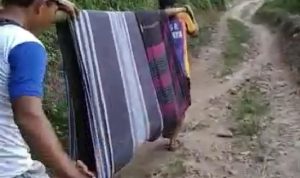 Warga Tandu Orang Sakit Pakai Sarung Sejauh 1,5 Kilometer di Cikalongkulon Cianjur
