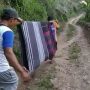 Warga Tandu Orang Sakit Pakai Sarung Sejauh 1,5 Kilometer di Cikalongkulon Cianjur