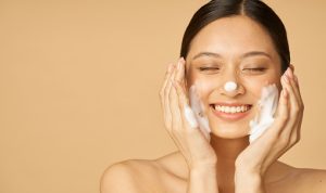 4 tips mencuci muka yang benar