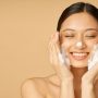 4 tips mencuci muka yang benar