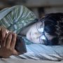 Hindari! 4 Bahaya Tidur Dekat HP, Berisiko Kena Kanker