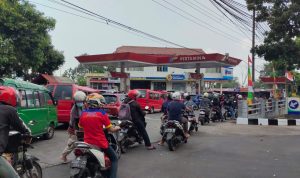 Harga Pertalite dan Solar Naik, Terjadi Antrean Kendaraan di SPBU di Cianjur