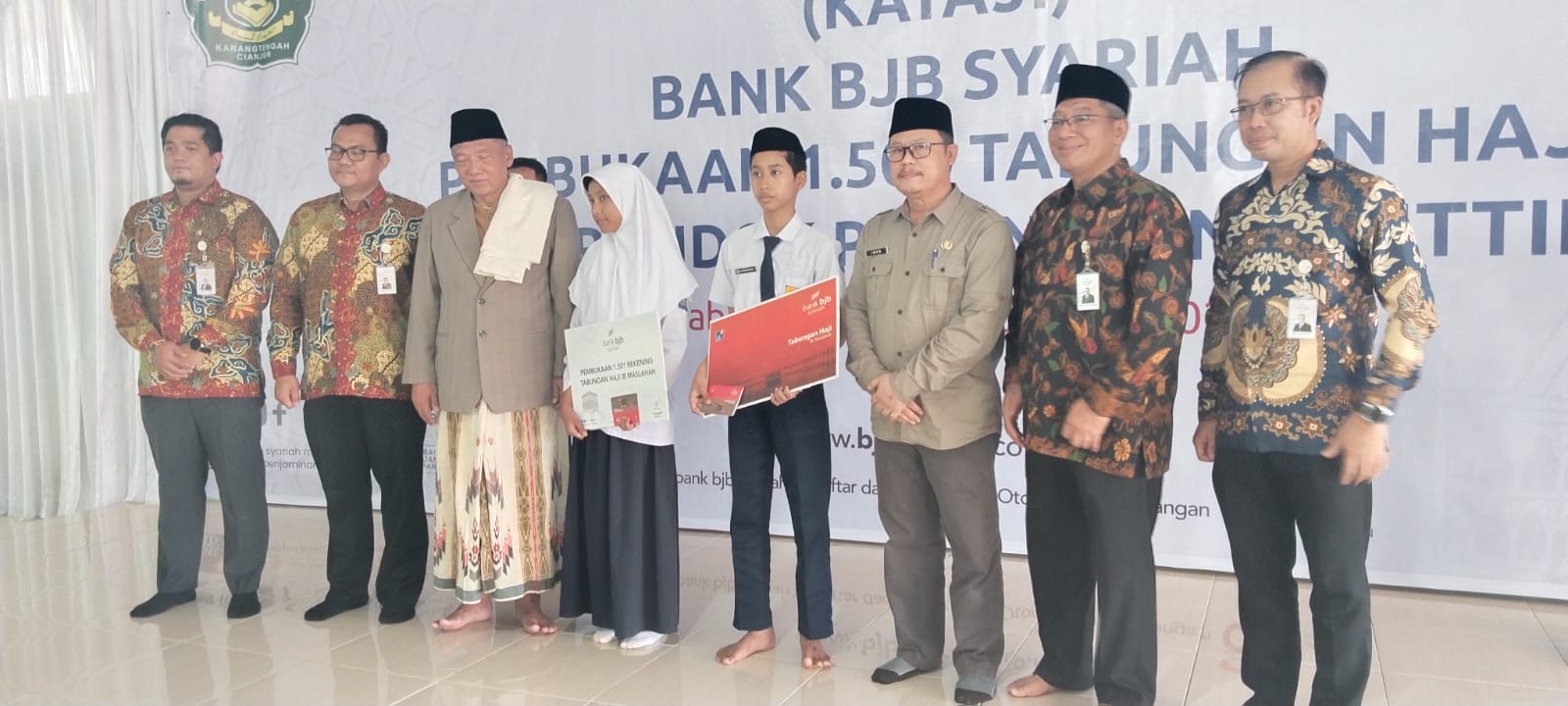BJB Syariah Ajak Santri di Cianjur Membuka Tabungan Haji Sejak Dini