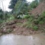 Tebing Cikangkareng di Kecamatan Leles Cianjur Longsor dan Tutupi Jalan