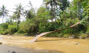 Jembatan Gantung Penghubung Dua Desa di Cibeber Cianjur Ambruk