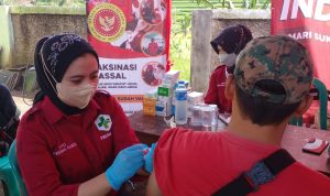 Warga Antusias Ikuti Vaksinasi Covid-19 Massal BIN RI di Cugenang Cianjur