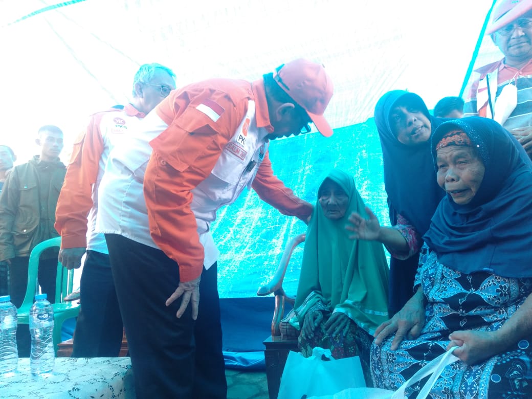 Ketua Majelis Syuro PKS Salim Segaf Al Jufri Sambangi Korban Gempa di Cianjur