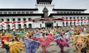 Jadi Warisan Budaya Tak Benda Indonesia, Tari Merak Digelar Massal di Gedung Sate