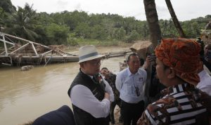 Ridwan Kamil Kunjungi Warga Terdampak Banjir di Lebak