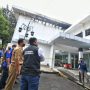 Gubernur Jawa Barat Ridwan Kamil meninjau lokasi kebakaran Gedung Bappelitbang di kompleks Balai Kota Bandung, Kota Bandung, Selasa (8/11/2022).