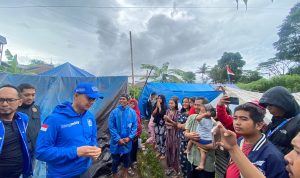 Eddy Soeparno Salurkan Bantuan Sembako hingga Terpal ke Korban Gempa di Nagrak Cianjur