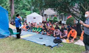 Relawan, Basarnas dan TNI/Polri Gelar Salat Jumat Disela Evakuasi Korban Longsor Cijedil Cugenang Cianjur