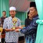 Simbolis Penyerahan piala dan piagam diberikan langsung oleh ketua KKMA (Kelompok Kerja Madrasah Aliyah) kab. Cianjur, DR. Deni Suherman, M.Pd.