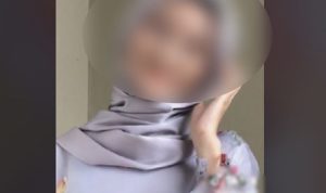 Perempuan cantik yang menggenakan jilbab dan kacamata baru-baru ini banyak di cari oleh warganet. Pemeran video Kathy viral atau Khaty viral TikTok hingga Twitter.