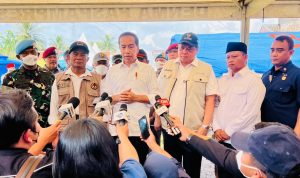 Uu Ruzhanul Dampingi Presiden Joko Widodo Tinjau Tempat Relokasi Pengungsi Bencana Gempa Cianjur