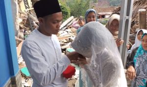 Pernikahan Korban Gempa, Haru dan Bahagia