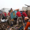 Puluhan Pegawai Bapenda Kabupaten Cianjur Bantu Warga Bersihkan Puing-puing Rumah