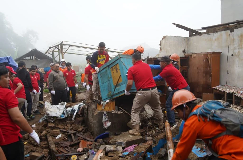 Puluhan Pegawai Bapenda Kabupaten Cianjur Bantu Warga Bersihkan Puing-puing Rumah
