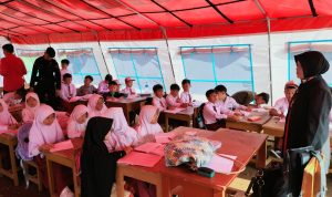 Ratusan Siswa SDN Panyaweuyan Pacet Cianjur Belajar di Tenda Kelas Darurat
