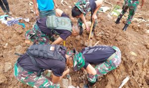 Puluhan Anggota Yonif Raider 300/Brajawijaya Bantu Warga Lakukan Pencarian Korban Tertimbun Longsor di Cijedil Cianjur