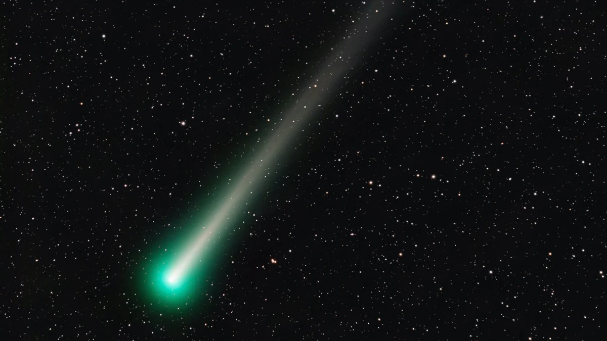 Komet Di Bulan Februari, A recently discovered comet known as Comet C/2022 E3 (ZTF) may be visible from Earth in January and February 2023, experts say. Pictured here is Comet Leonard, also known as the "Christmas comet," which was photographed in December 2021 by Adam Block at the University of Arizona's Steward Observatory