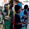 Viral, Anak-anak Iringi Pernikahan dengan Lato-lato