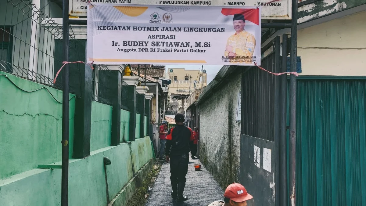 Budhy Setiawan Realisasikan Kegiatan Hotmix Jalan Lingkungan Tiga Desa di Cianjur