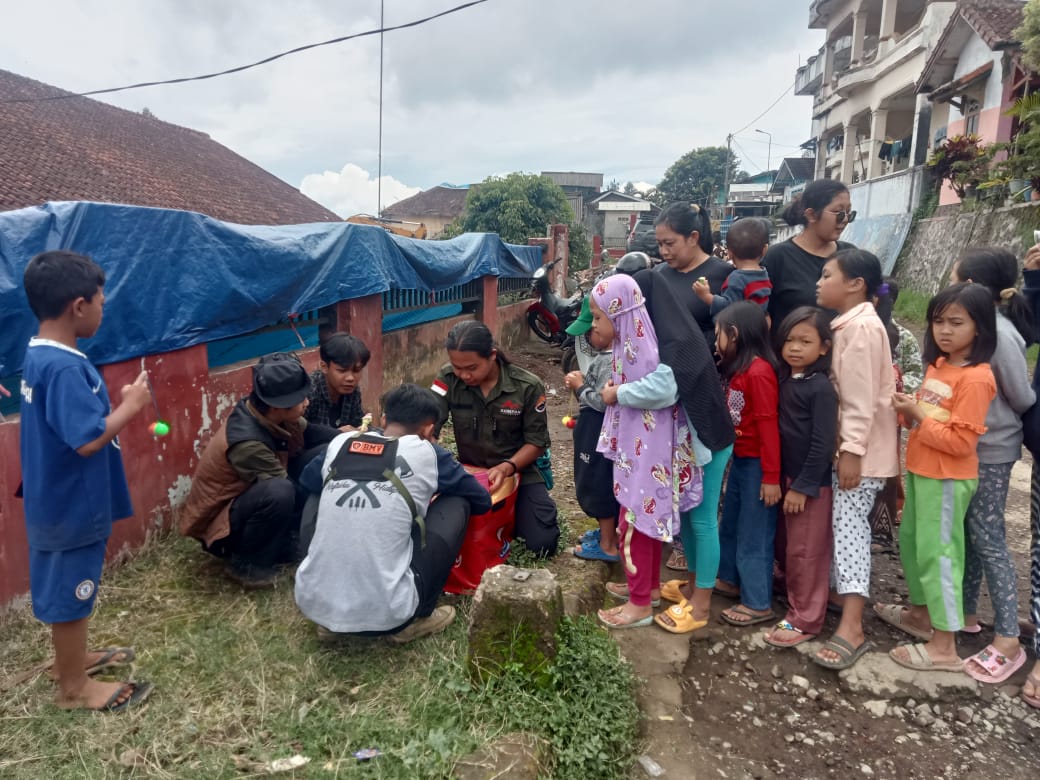 Anak-anak korban gempa bumi di Kabupaten Cianjur mendapat trauma healing, untuk memulihkan dampak psikologis akibat bencana. 