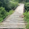 Jembatan penghubung 3 desa kondisinya memprihatinkan. Jembatan Leuwi Keris sendiri berada di Desa Cibanggala,  Kecamatan Campaka Mulya.. (zan)