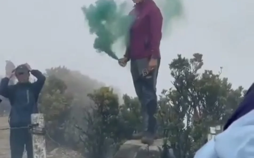 Viral Video Pendaki Nyalakan Bom Asap di Puncak Gunung Pangrango. (can)