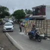 Truk Pengangkut Bata Hebel Terguling di Jalan Cilaku. (can)