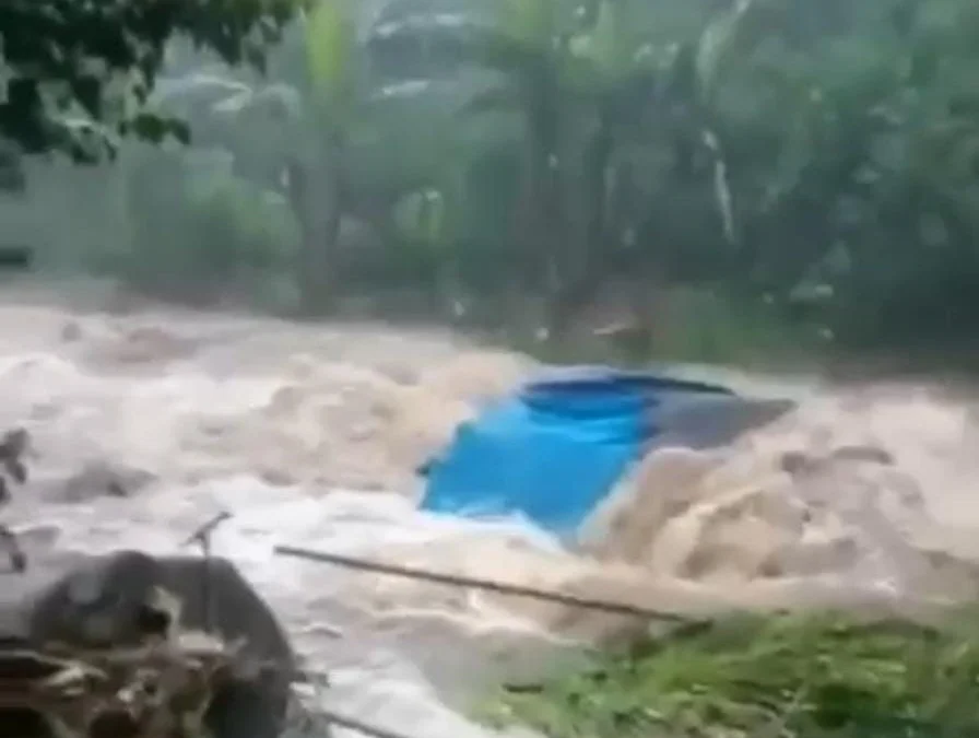 Banjir Terjang Camping Ground Mandalawangi. (tangkapan layar)
