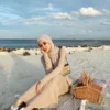 outfit ke pantai hijab simple