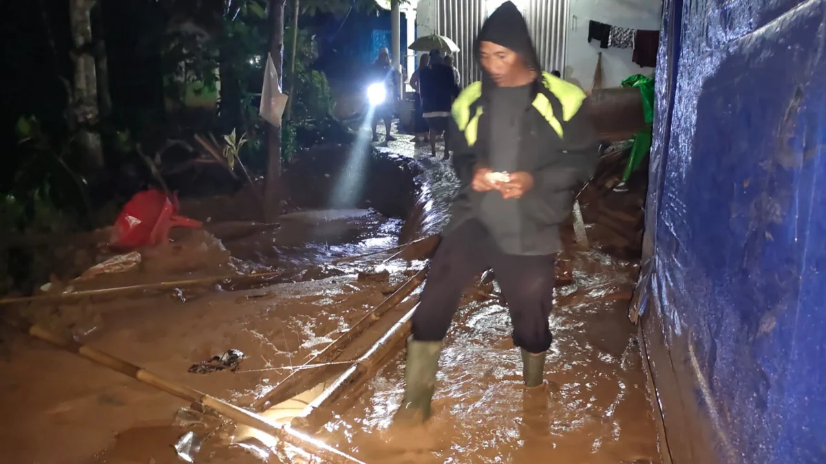 Akibat Banjir Warga Cianjur Terpaksa Mengungsi. (dik)