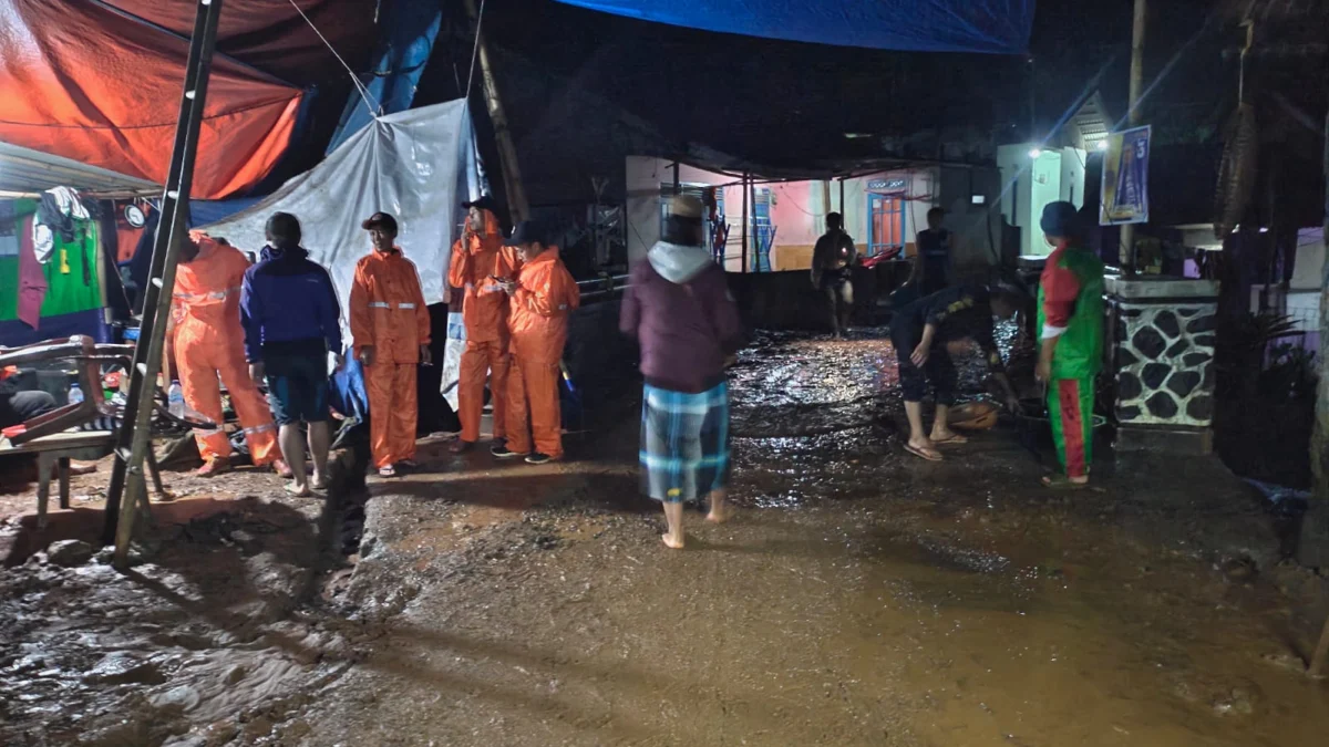 Tenda Pengungsi Gempa Cianjur Hanyut Tersapu Banjir. (dik)