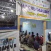 Warga Kampung Barukaso Antusias Shalat Tarawih di Masjid Darurat