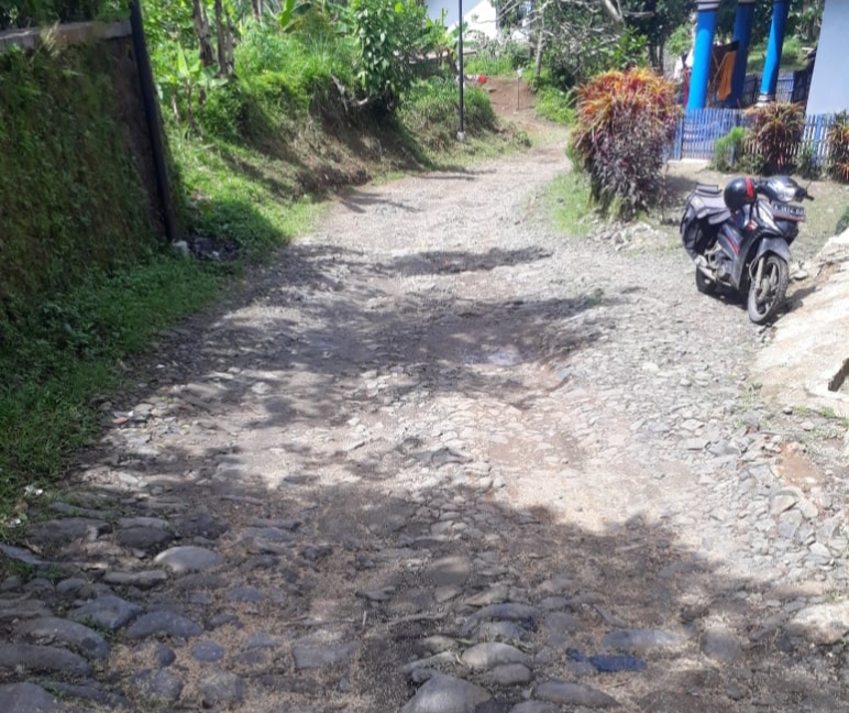 Jalan Penghubung 2 Kecamatan di Cianjur Rusak Parah. (dik)