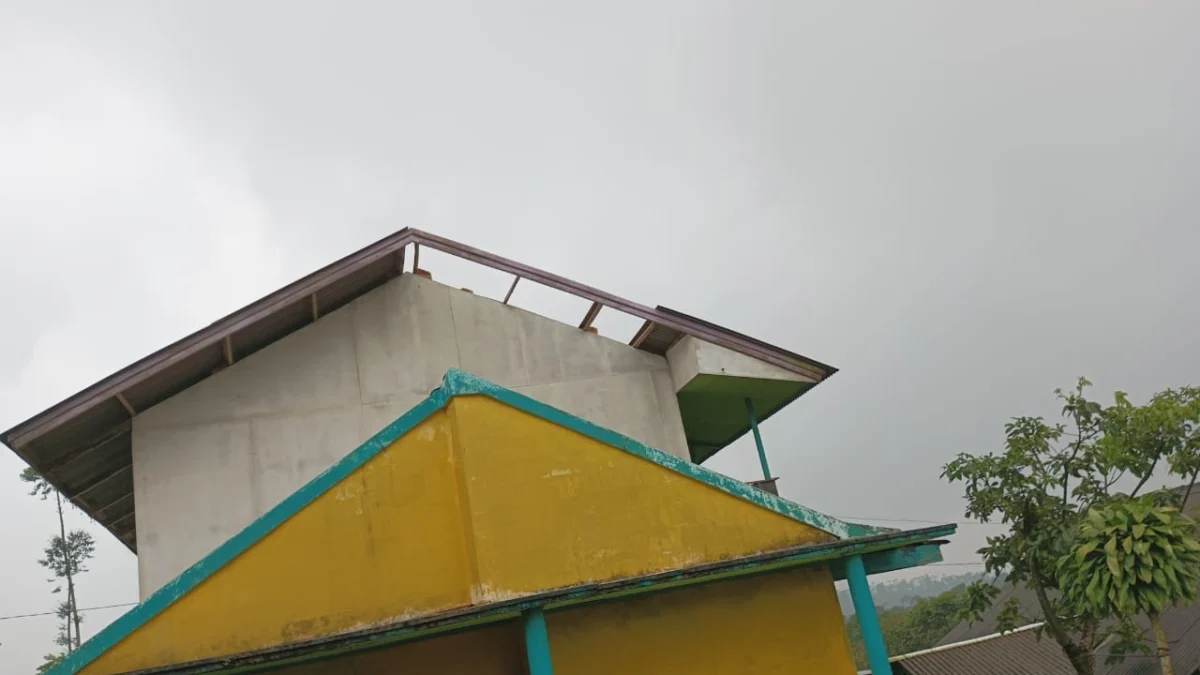 Puluhan Rumah di Cianjur diterjang angin puting beliung. (dik)