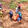Kerangka korban longsor Sate Shinta Cianjur ditemukan. (zan)