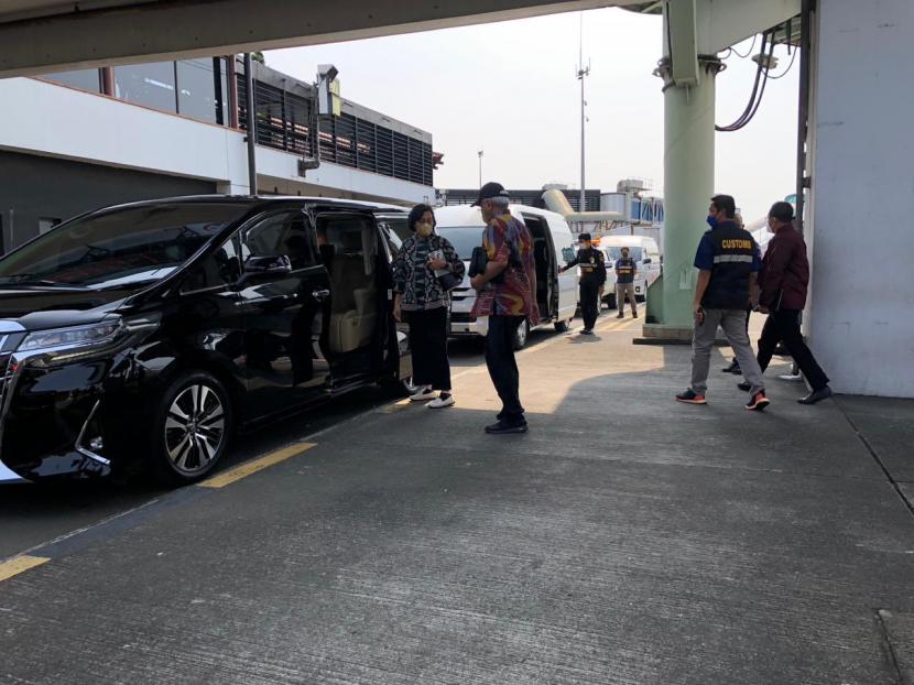 Klarifikasi Sri Mulyani kepergok naik mobil Alphard di apron Bandara Soetta