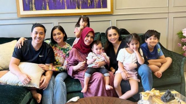 Tak Hadir Diultah Mama Rieta, Netizen Mempertanyakan Kehadiran Raffi Ahmad