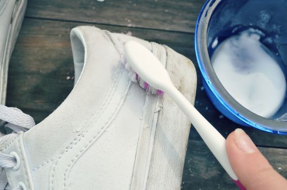 Cara Mencuci Sepatu Sneakers Putih