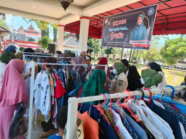 Warga Cianjur Serbu Bazar Gratis Di Depan Kantor Pemda