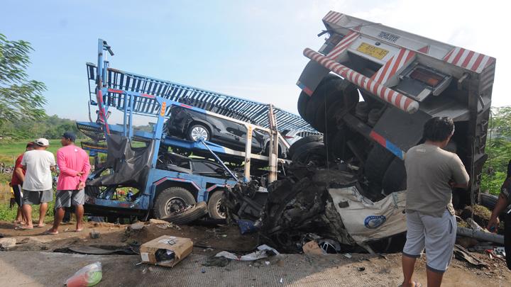 Delapan Tewas Dalam Kecelakaan Beruntun di Tol Semarang