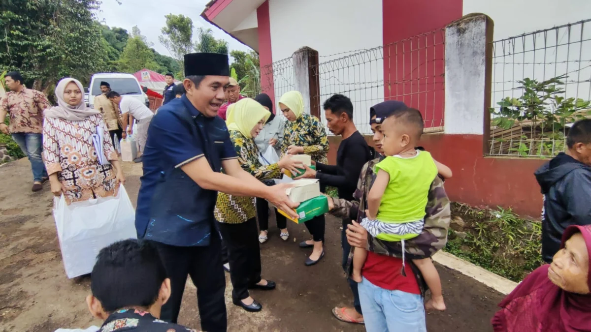 Kejari Cianjur Bagikan Ratusan Paket Makanan dan Takjil untuk Korban Gempa