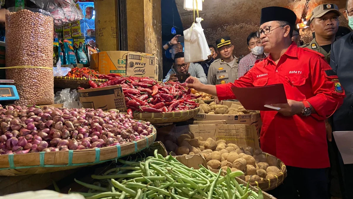 Jelang Idul Fitri, Bupati Cianjur Sidak Harga Komoditas Pangan di Pasar Muka