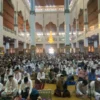 Ribuan Warga Cianjur Salat Idul Fitri di Masjid Agung