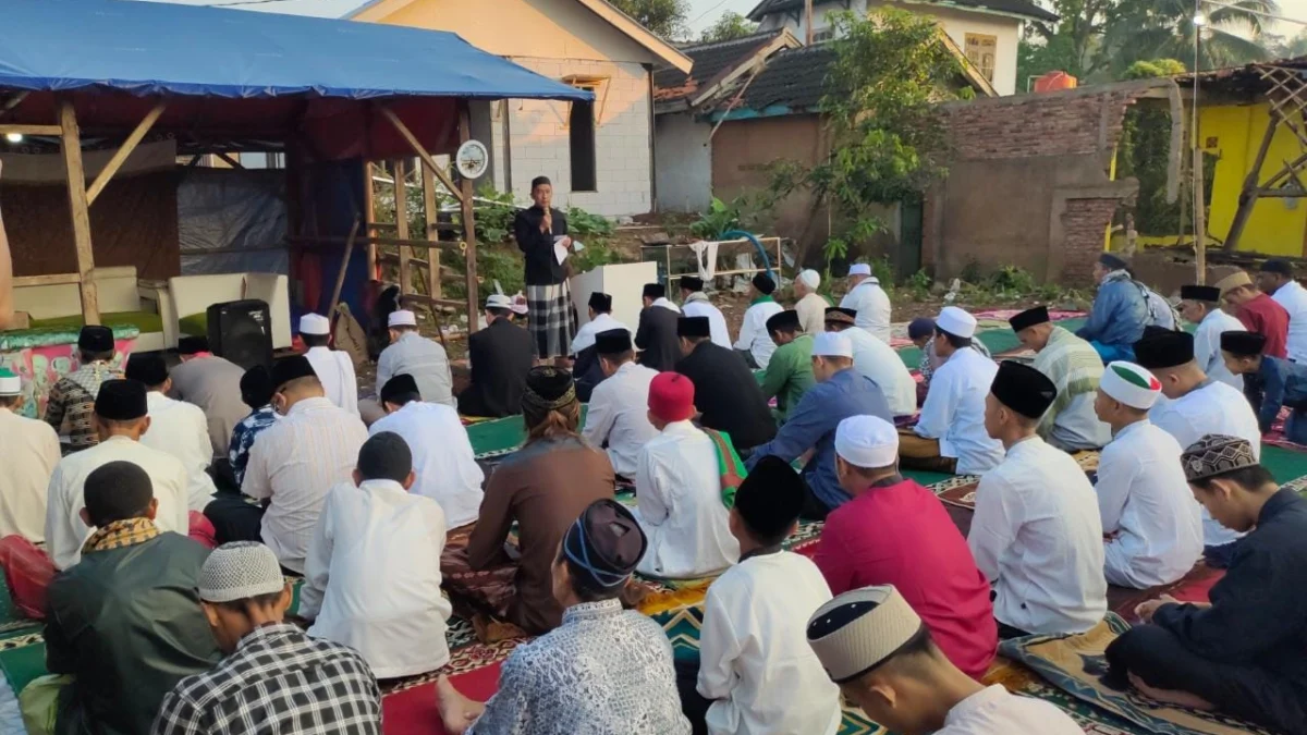 Jajaran Disperkim Cianjur Salat Idul Fitri Bersama Ratusan Warga Korban Gempa di Cibulakan Cugenang